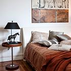 Beistelltisch mit Lampe und Kissendeko