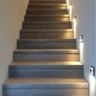 Holztreppe mit Einbauleuchten